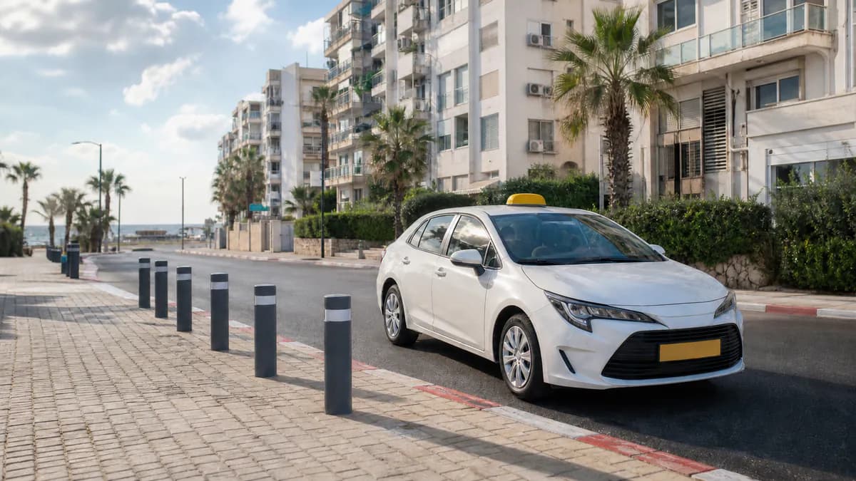 מונית לבנה עם כובע צהוב באווירת רחוב בבת ים
