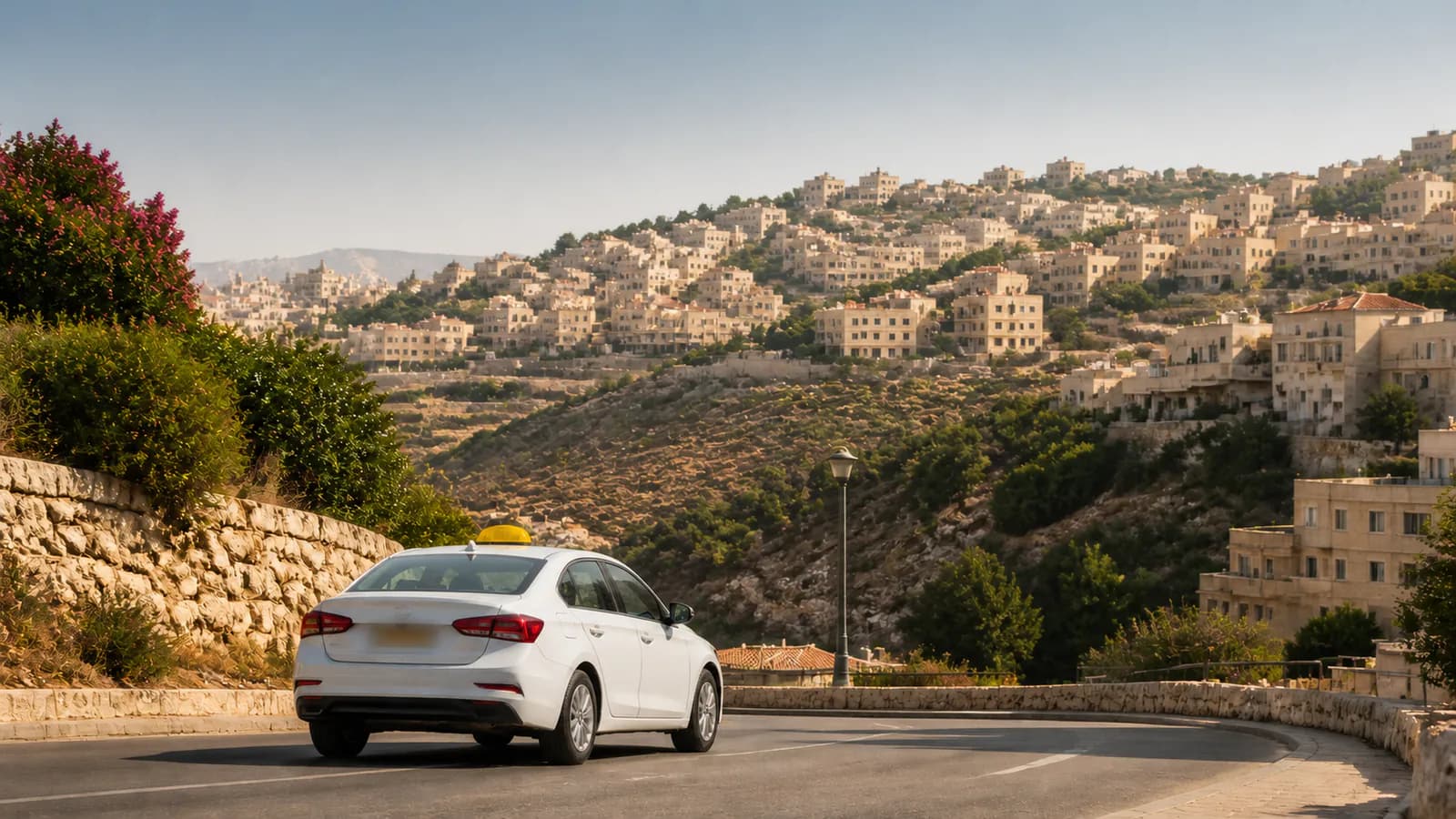 מונית לבנה עם כובע צהוב באווירה עירונית של בית שמש