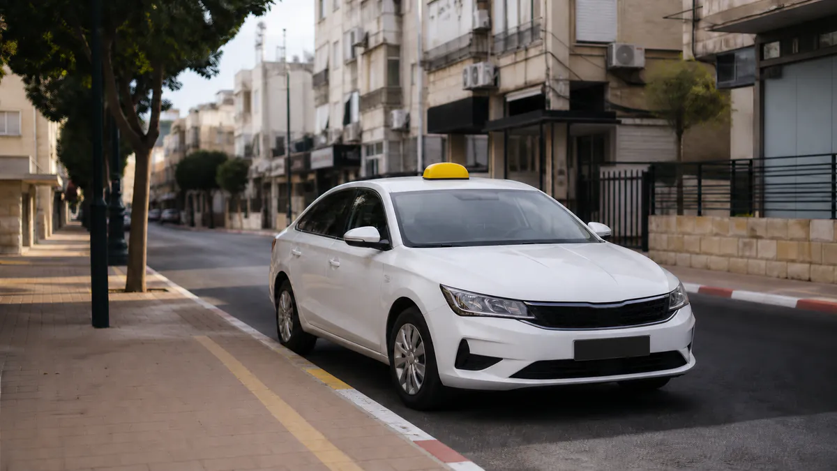 מונית לבנה עם כובע צהוב באווירת רחוב בבני ברק