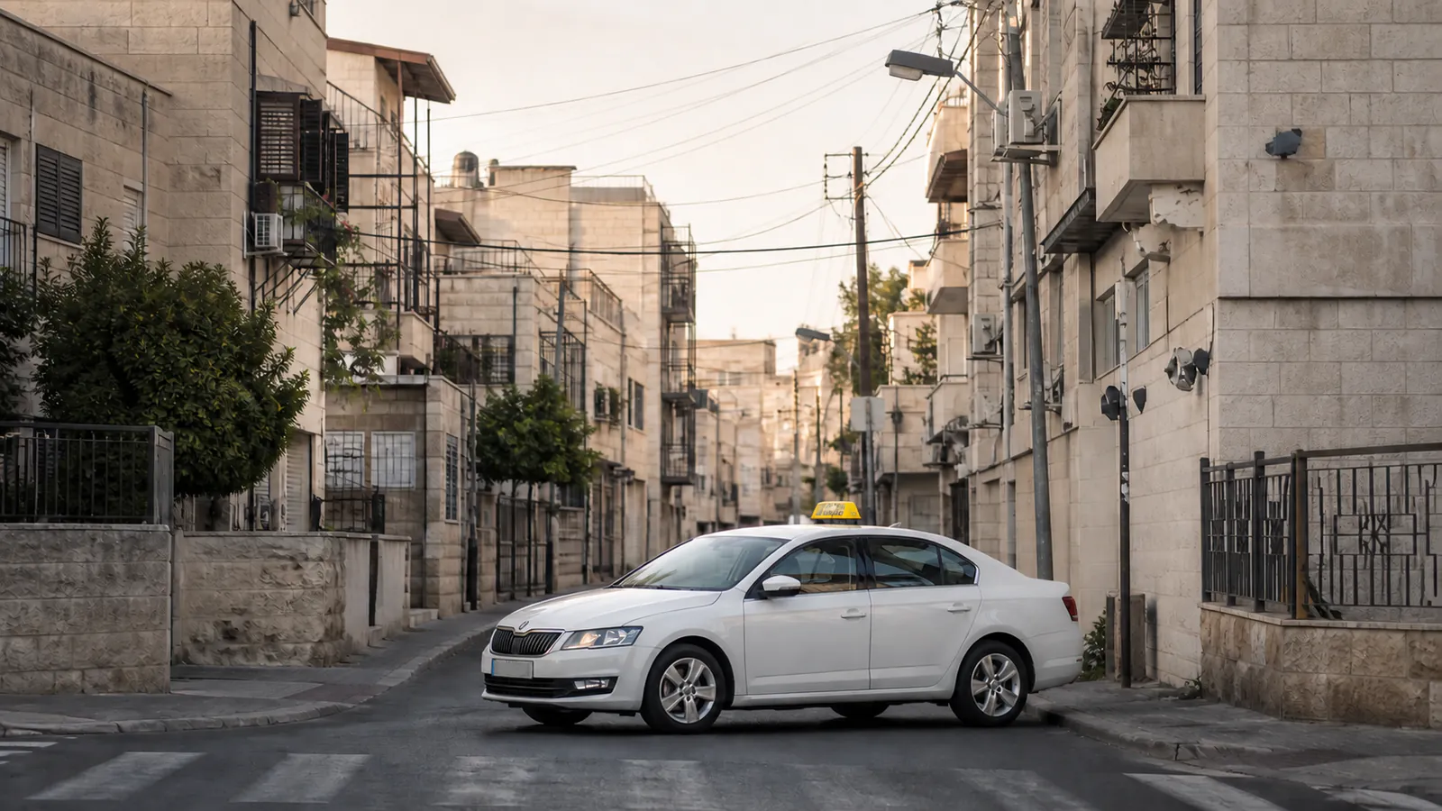 מונית לבנה עם כובע צהוב באווירה עירונית של בני ברק