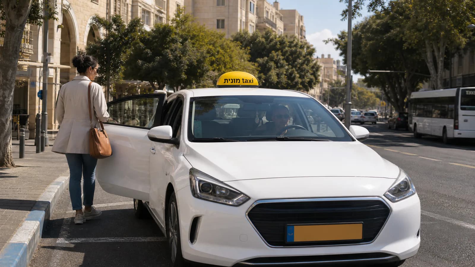 מונית לבנה נוסעת ברחוב עירוני ישראלי בין בנייני מגורים