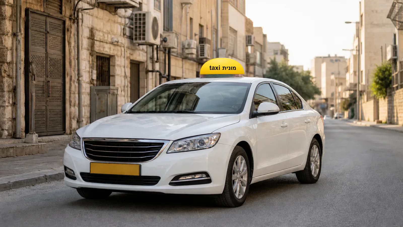 מונית לבנה עם כובע צהוב ועליו הכיתוב מונית taxi בתכנון מסלול בין בני ברק לנתב״ג