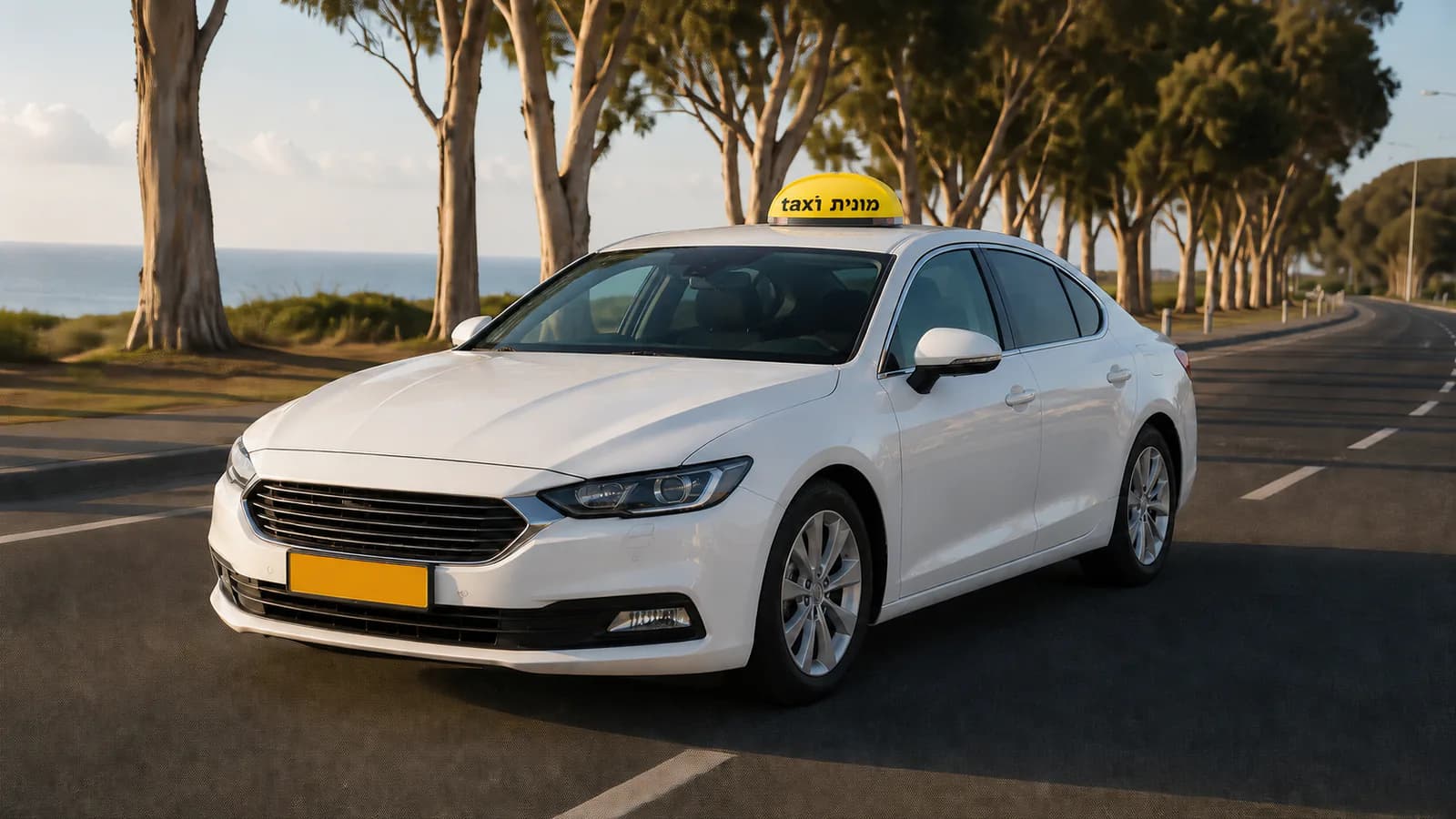 מונית לבנה עם כובע צהוב ועליו הכיתוב מונית taxi בתכנון מסלול בין חדרה לנתב״ג