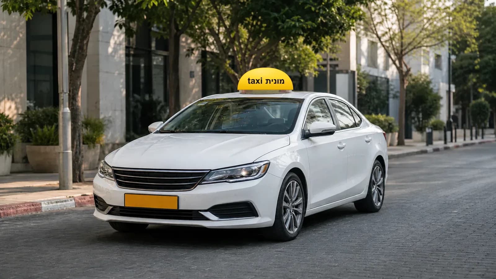מונית לבנה עם כובע צהוב ועליו הכיתוב מונית taxi בתכנון מסלול בין חולון לנתב״ג