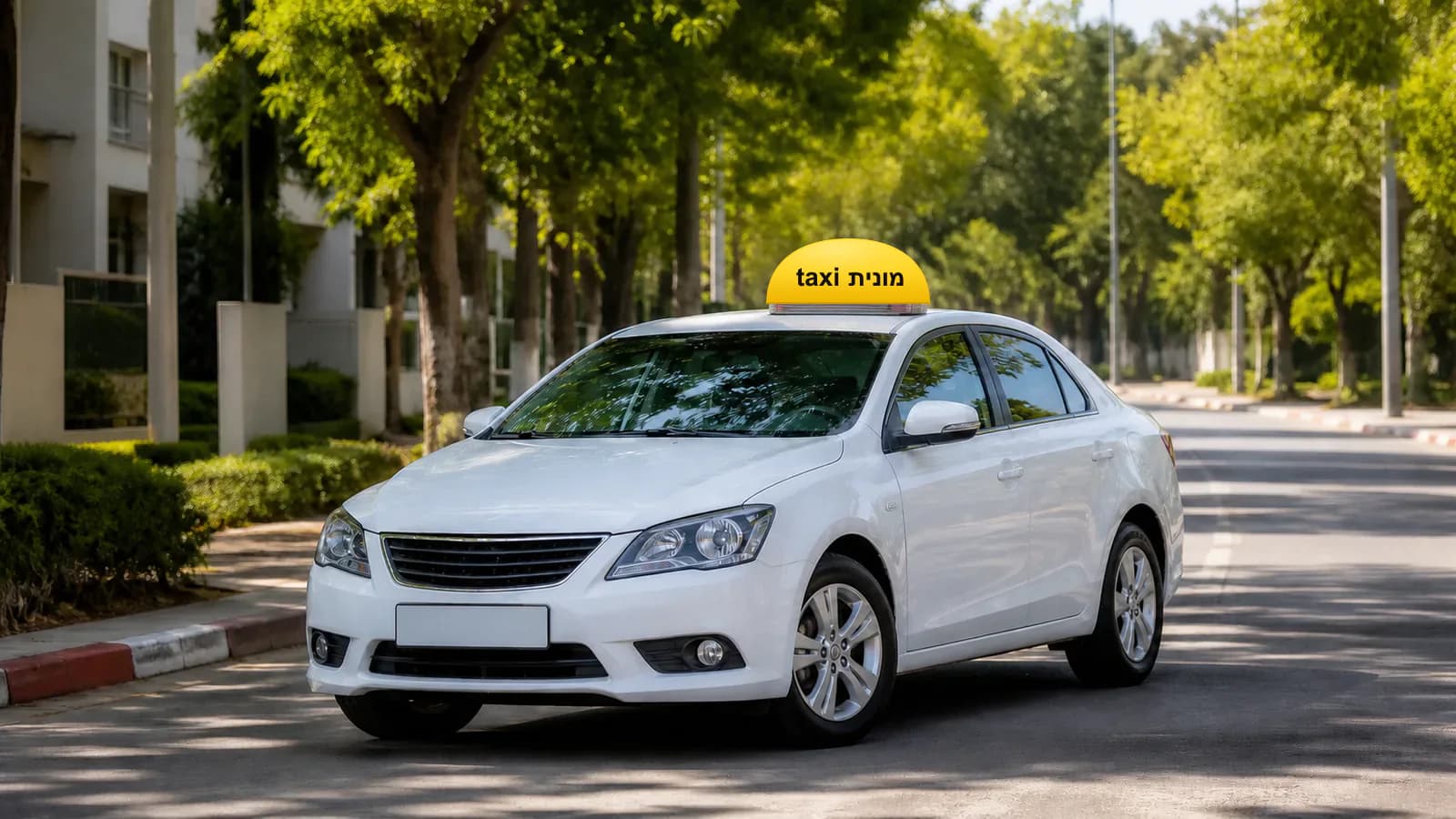 מונית לבנה עם כובע צהוב ועליו הכיתוב מונית taxi בתכנון מסלול בין כפר סבא לנתב״ג