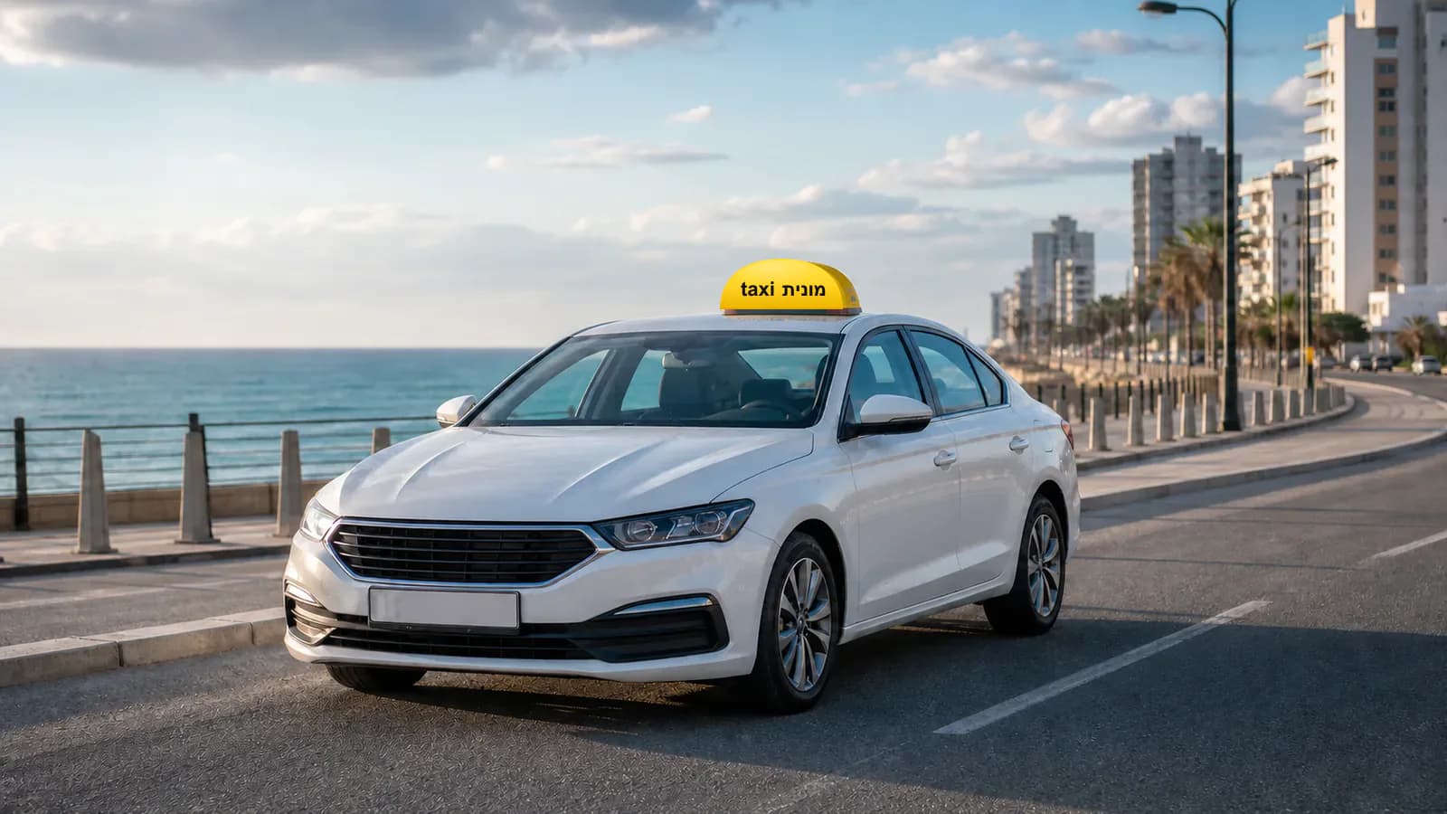 מונית לבנה עם כובע צהוב ועליו הכיתוב מונית taxi בתכנון מסלול בין נתניה לנתב״ג