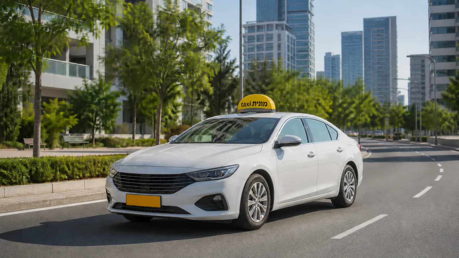 מונית לבנה עם כובע צהוב ועליו הכיתוב מונית taxi בתכנון מסלול בין פתח תקווה לנתב״ג