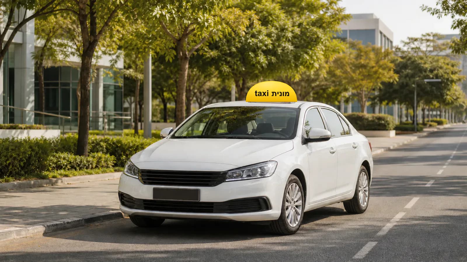 מונית לבנה עם כובע צהוב ועליו הכיתוב מונית taxi בתכנון מסלול בין רחובות לנתב״ג