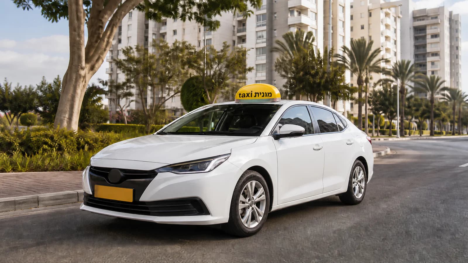 מונית לבנה עם כובע צהוב ועליו הכיתוב מונית taxi בתכנון מסלול בין ראשון לציון לנתב״ג