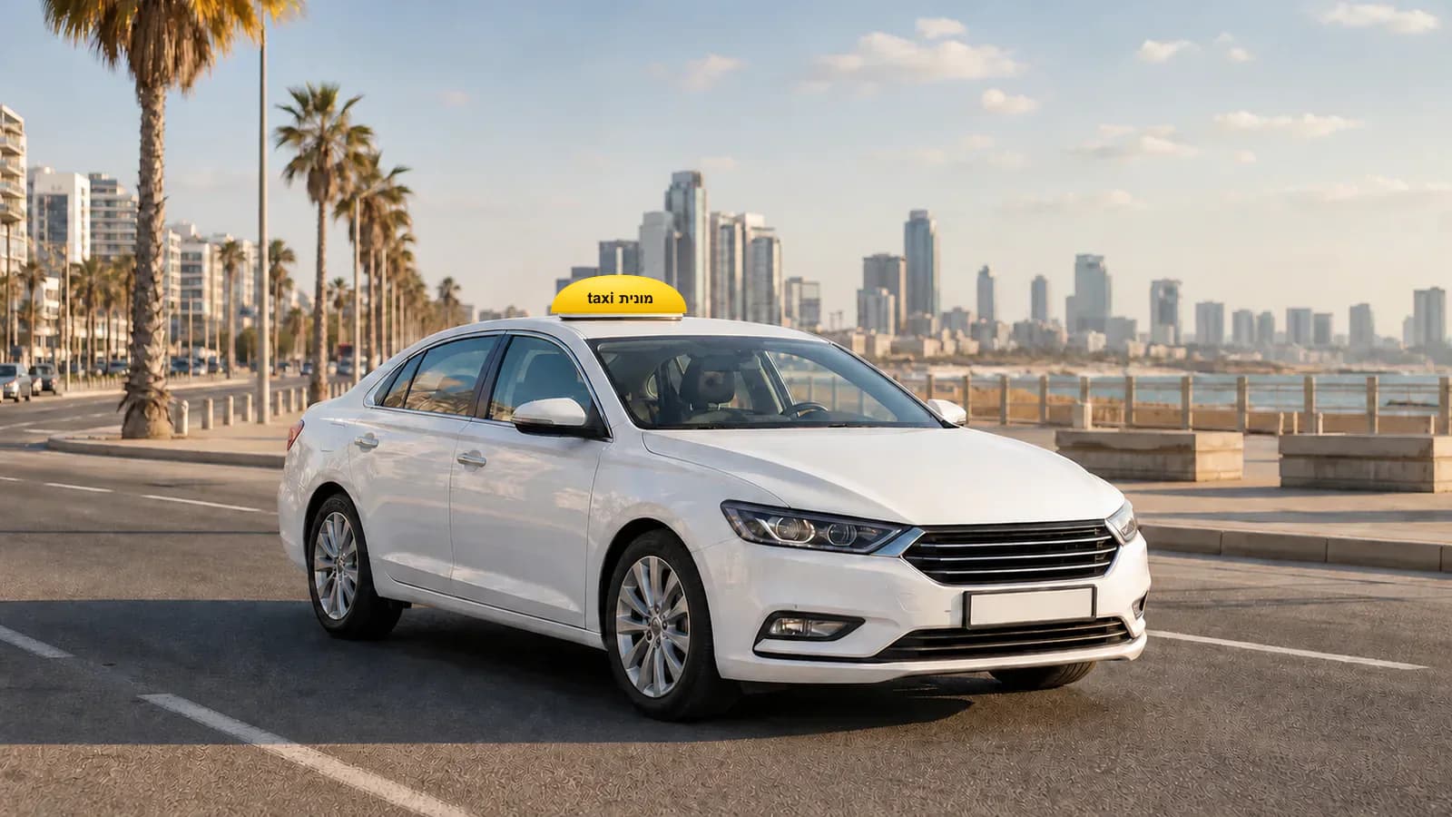 מונית לבנה עם כובע צהוב ועליו הכיתוב מונית taxi בתכנון מסלול בין תל אביב־יפו לנתב״ג